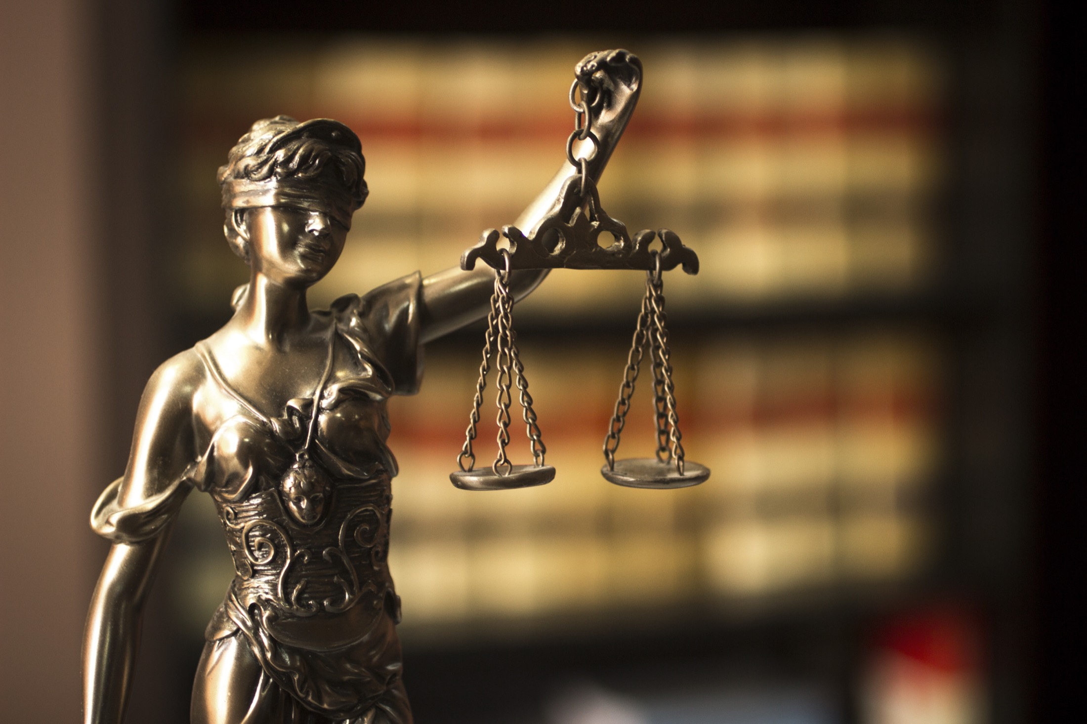 Adalet terazisini tutan Themis heykeli